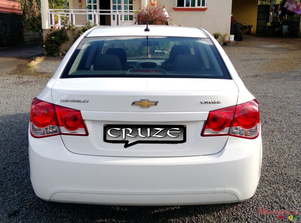 2011' Chevrolet Cruze photo #2