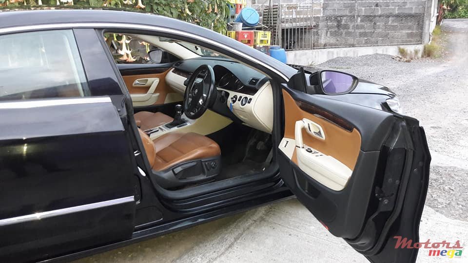 2009' Volkswagen Passat CC photo #2