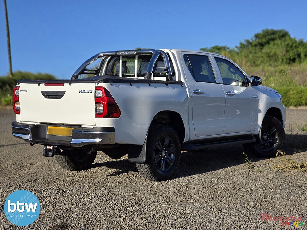 2022' Toyota Hilux 4x4 photo #4