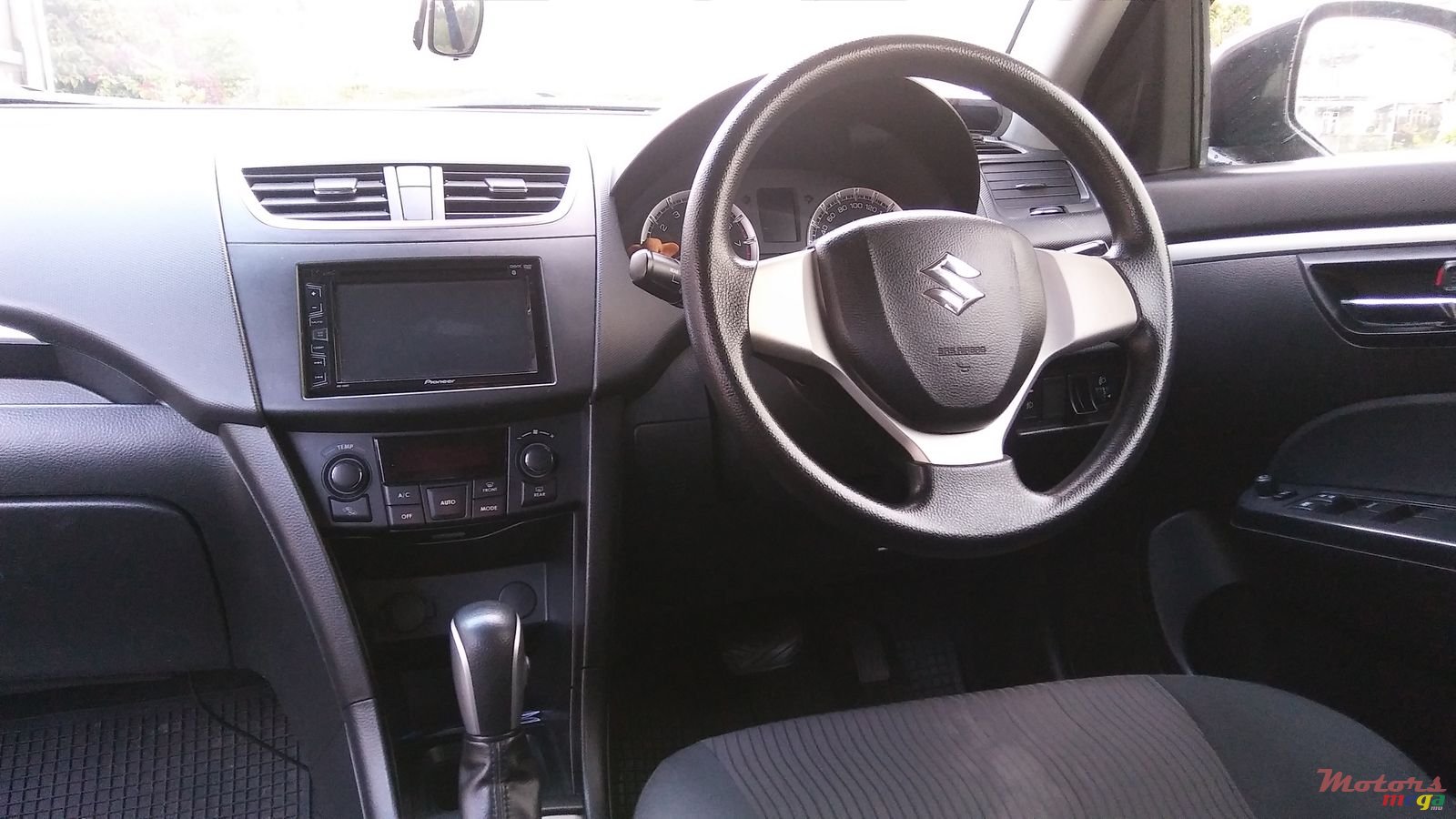 2011' Suzuki Swift photo #4