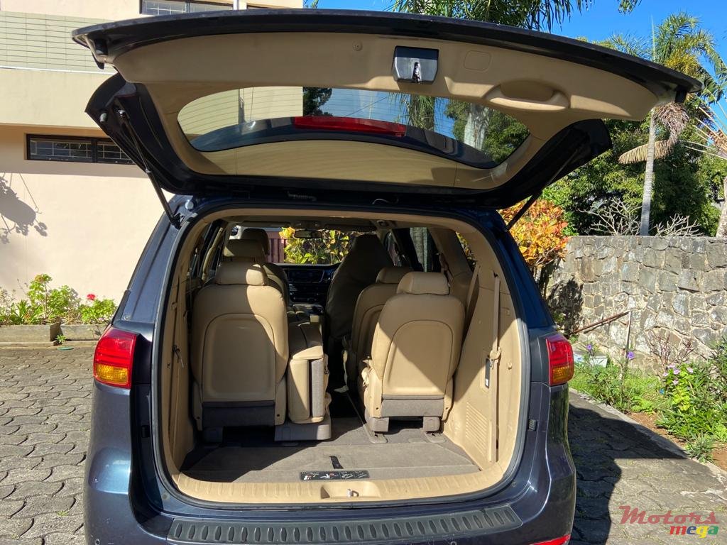 2016' Kia Carnival photo #5