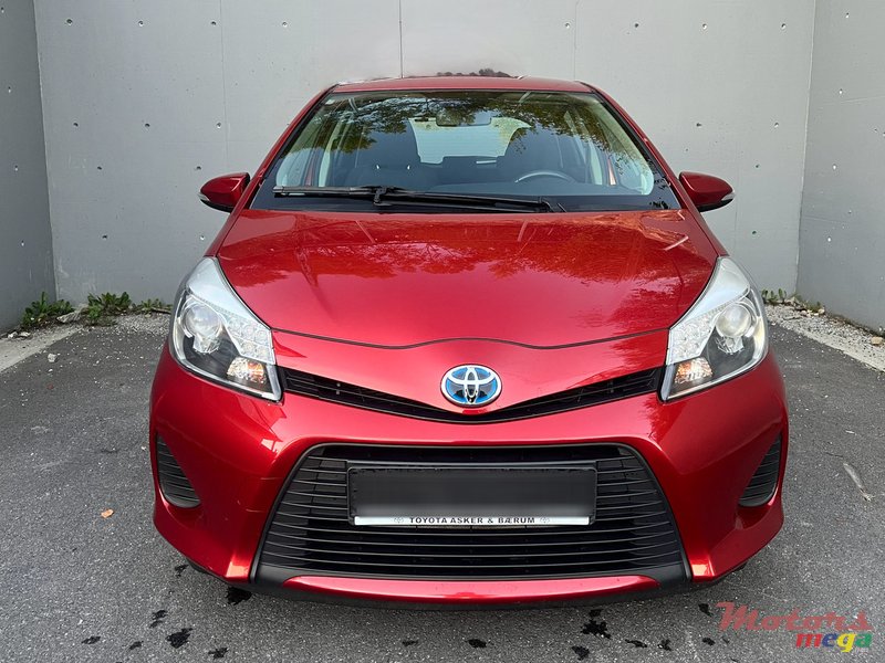 2013' Toyota Yaris 1.5 HYBRIDE ACTIF photo #1