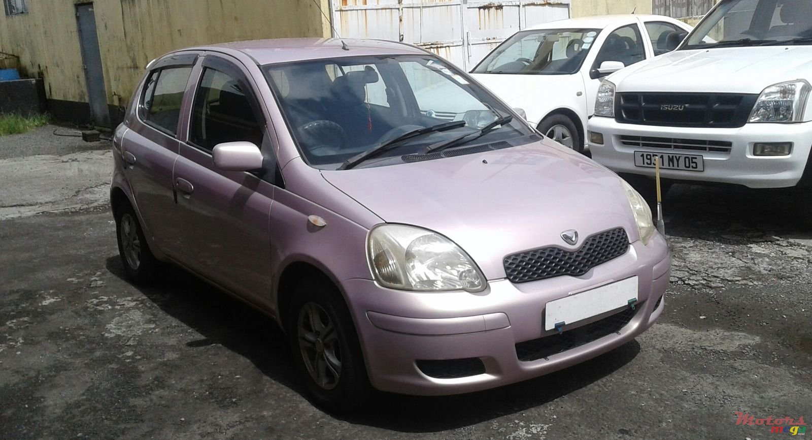 2002' Toyota Vitz photo #1