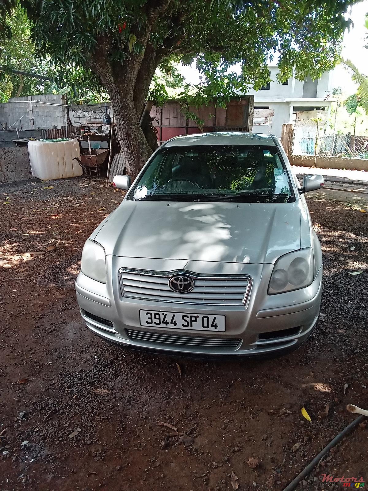 2004' Toyota Avensis Verso photo #1