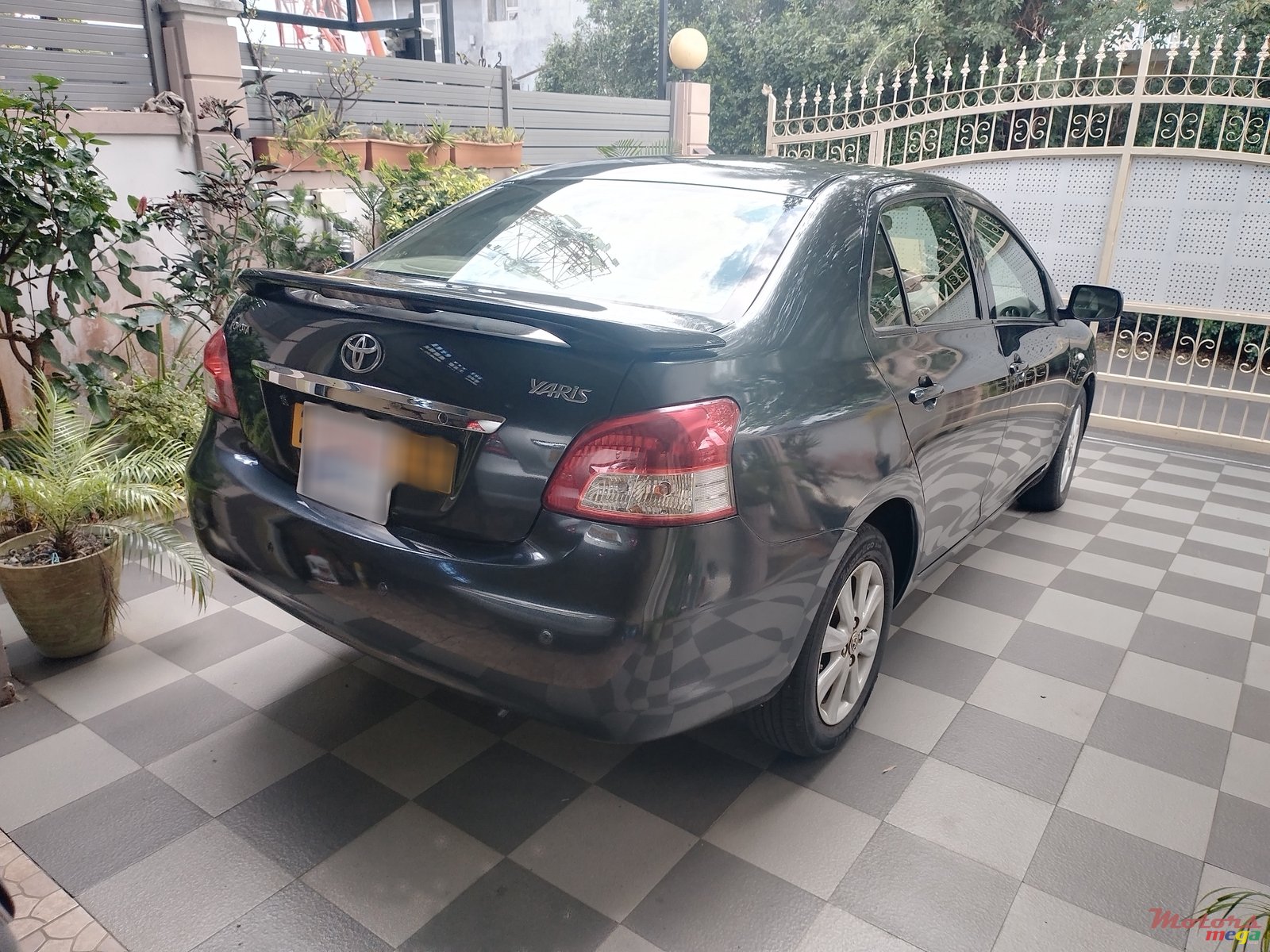 2009' Toyota Yaris photo #2