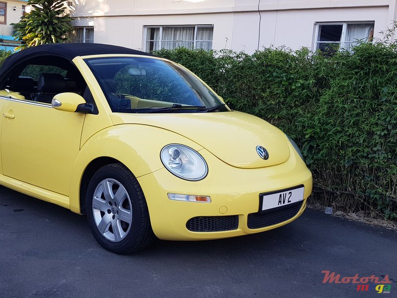 2009' Volkswagen Beetle Cabriolet photo #3