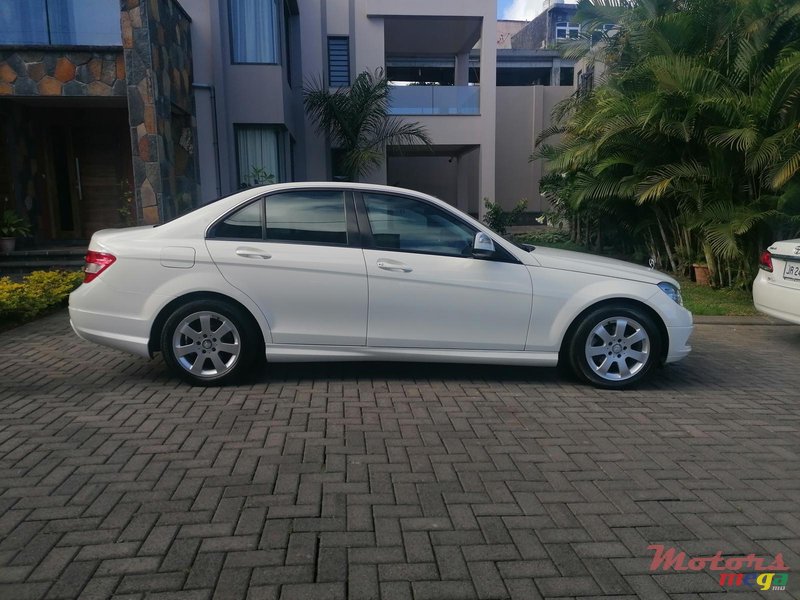 2009' Mercedes-Benz C-Class photo #3