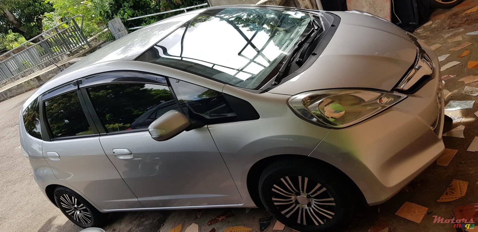 2011' Honda Fit hybrid photo #2