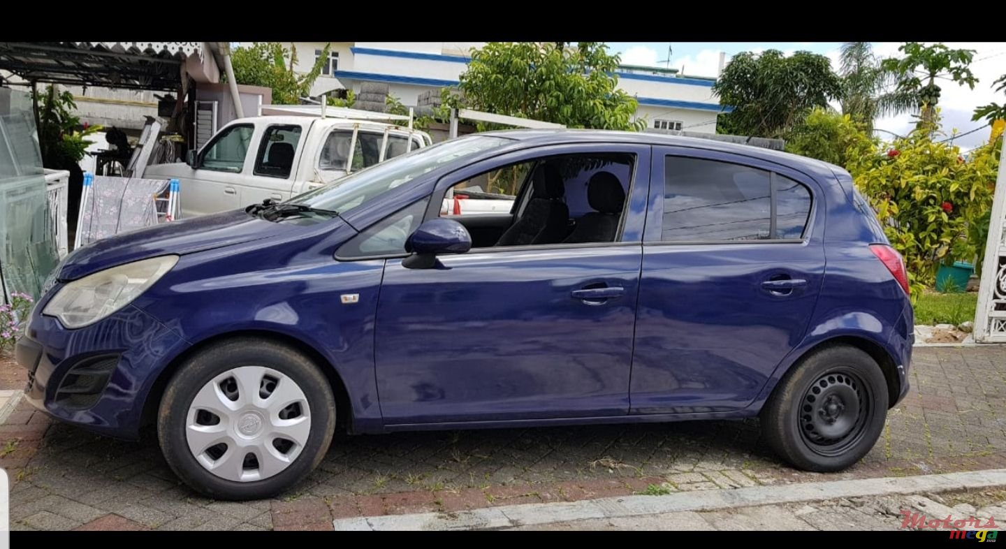 2012' Opel Corsa photo #2