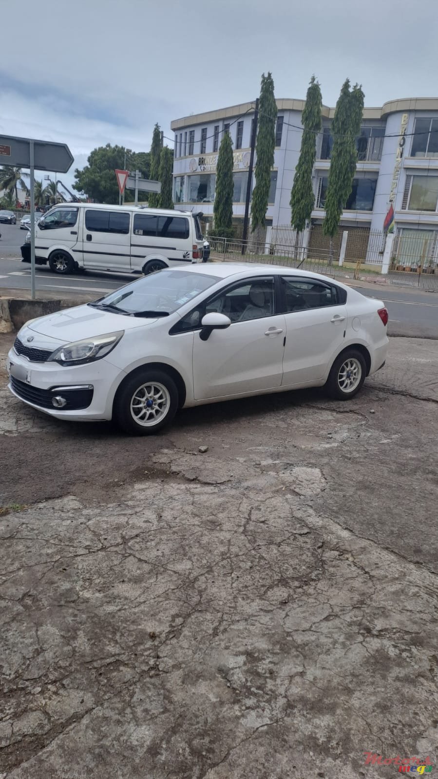 2015' Kia Rio photo #1