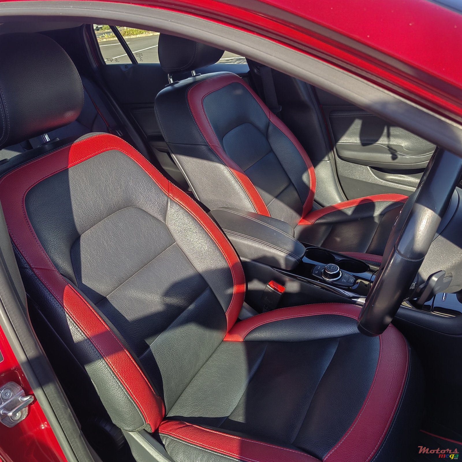 2020' Infiniti Q30 photo #5