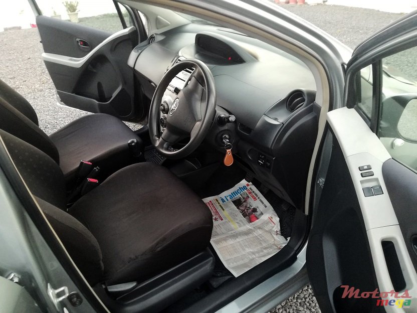 2006' Toyota Yaris Manual photo #5