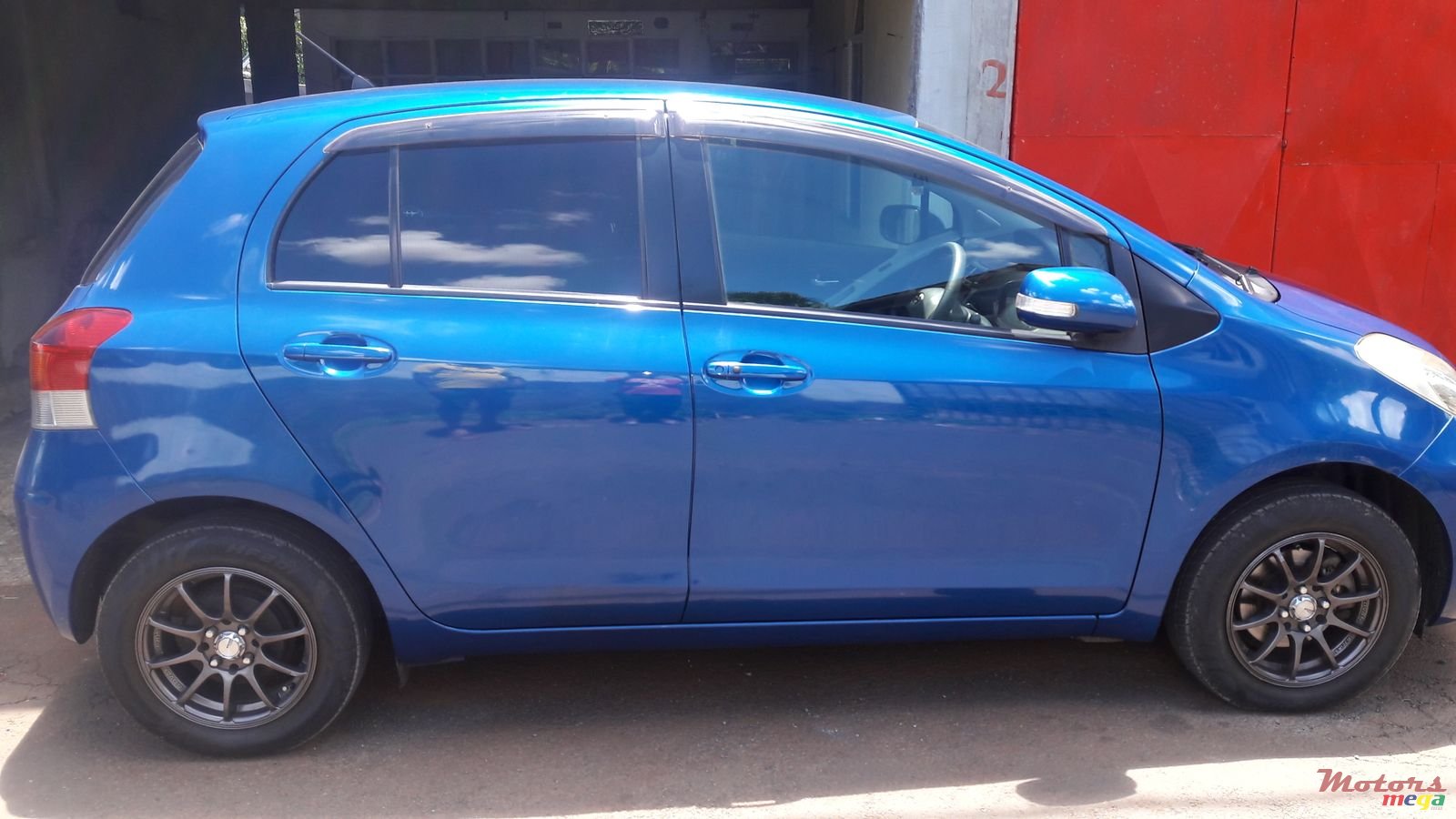 2010' Toyota Vitz photo #3