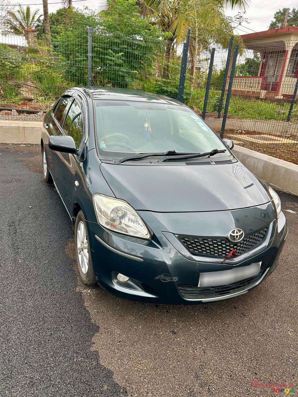 2011' Toyota Yaris photo #1