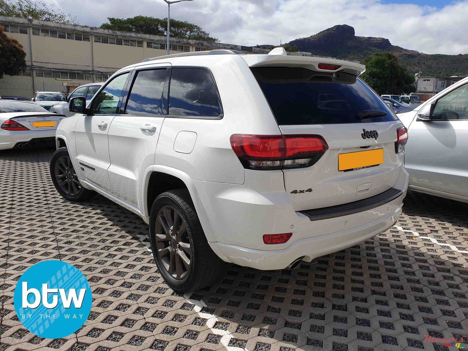 2017' Jeep Grand Cherokee 75th Anniversary Package V6 photo #2