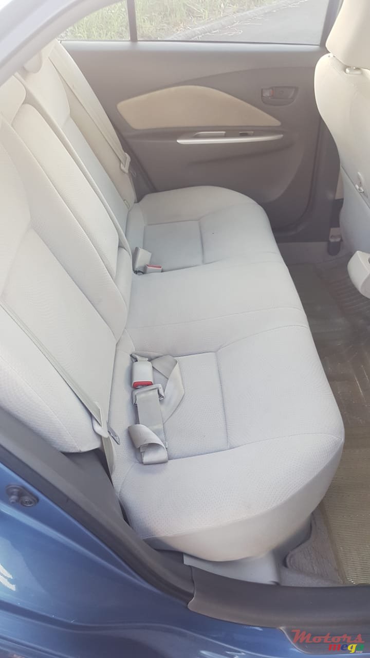 2010' Toyota Yaris photo #2