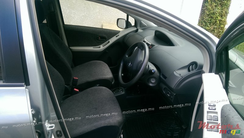 2009' Toyota vitz  photo #3