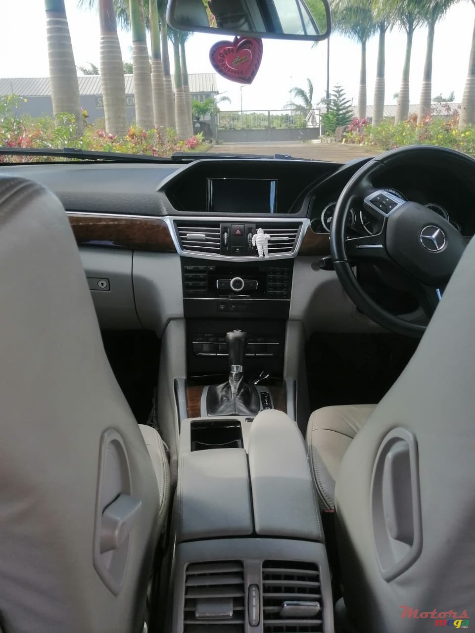 2010' Mercedes-Benz E-Class photo #6