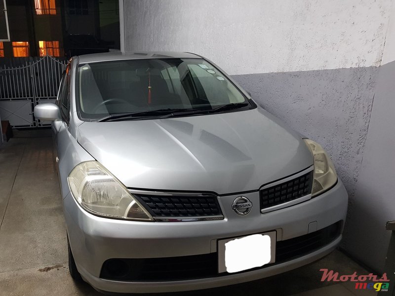 2007' Nissan Tiida Hatchback photo #1