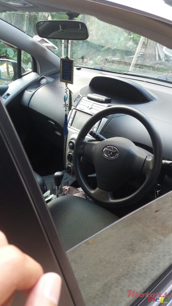 2007' Toyota Vitz photo #2