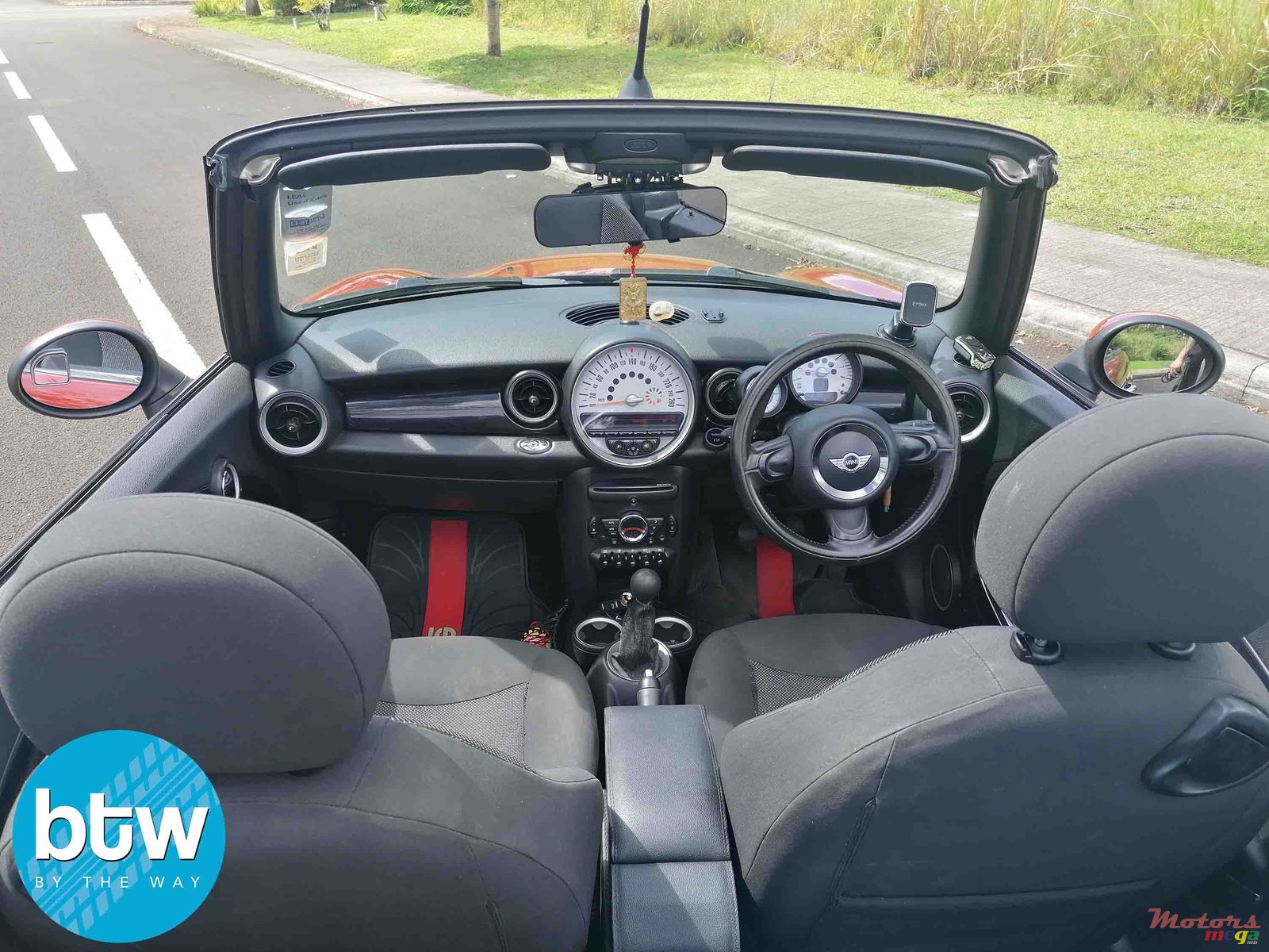 2011' MINI Cooper photo #4