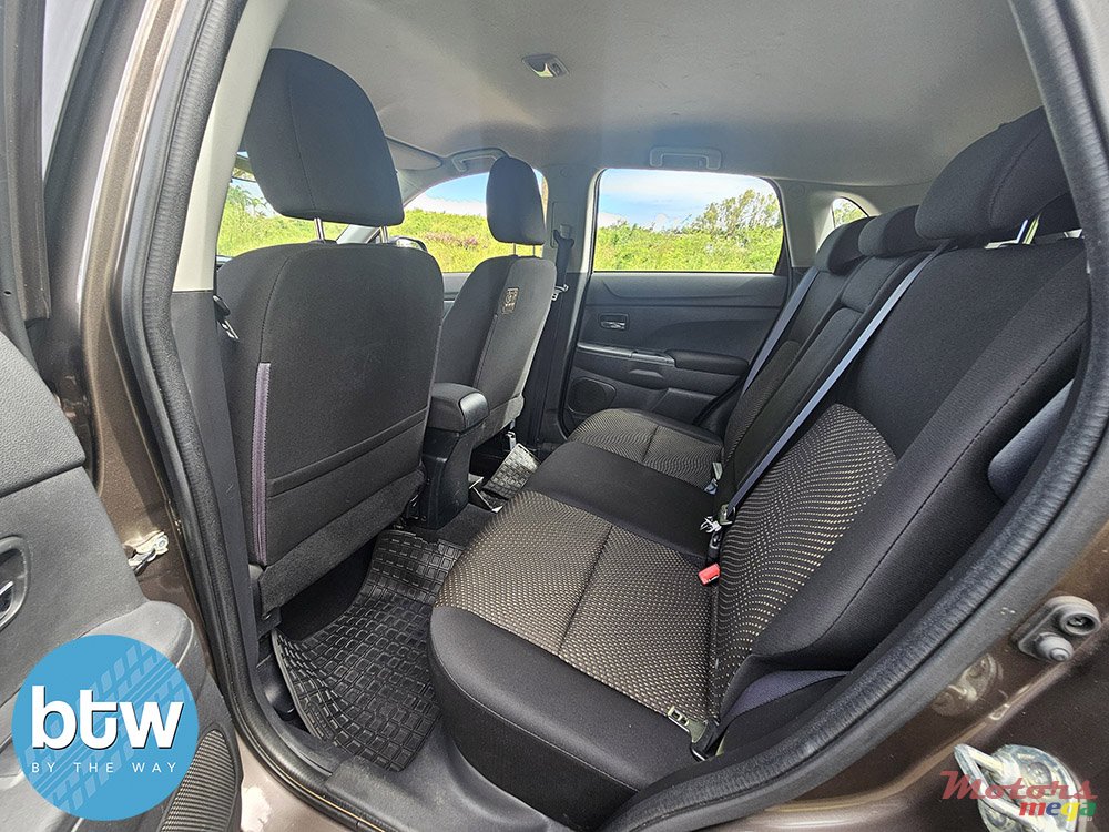 2015' Mitsubishi ASX photo #5