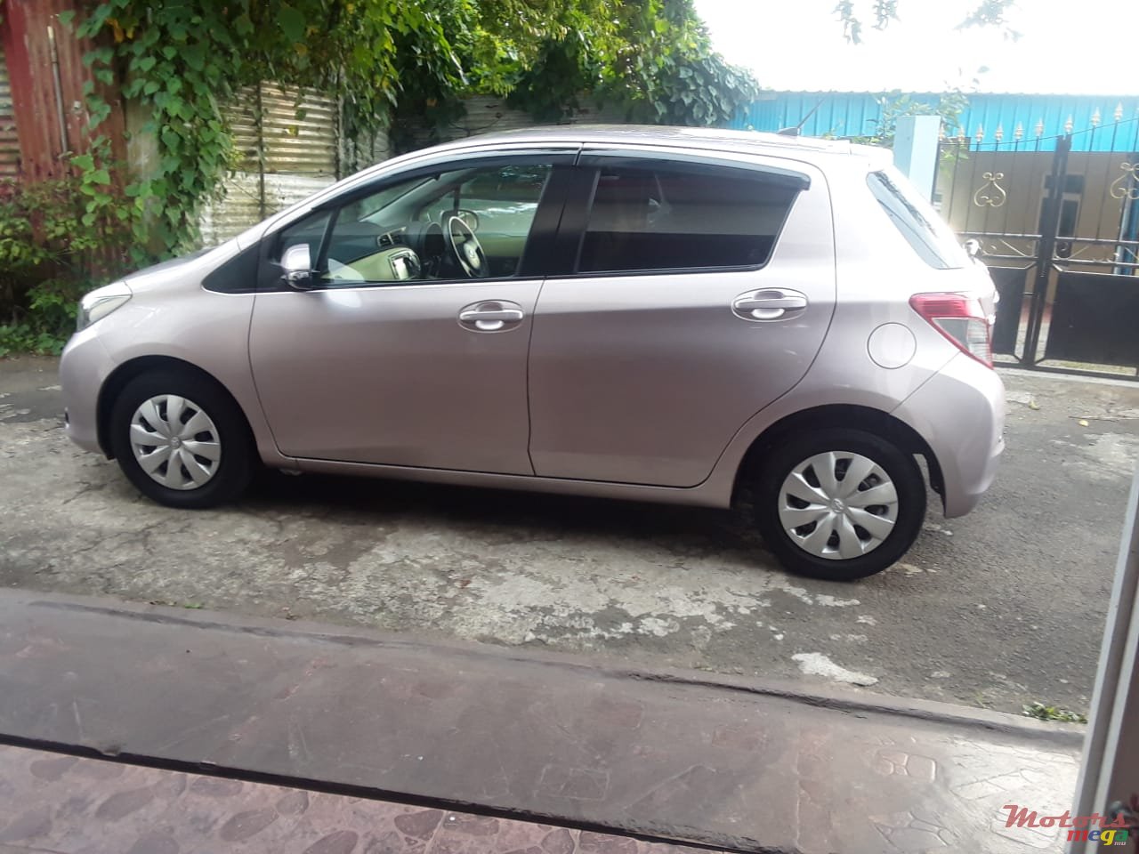 2011' Toyota Vitz photo #4