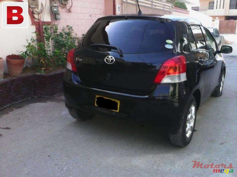 2009' Toyota Vitz photo #2