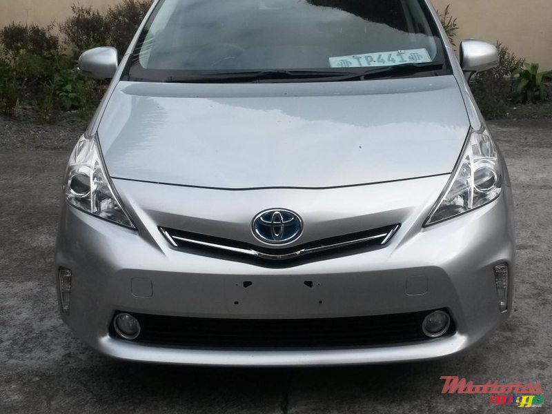 2013' Toyota Prius Alpha photo #1