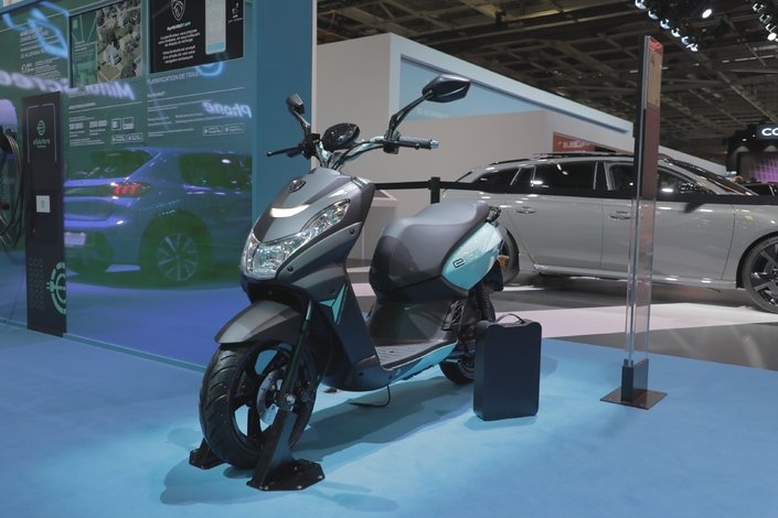 Peugeot présente son scooter électrique au Mondial de l'Auto de Paris