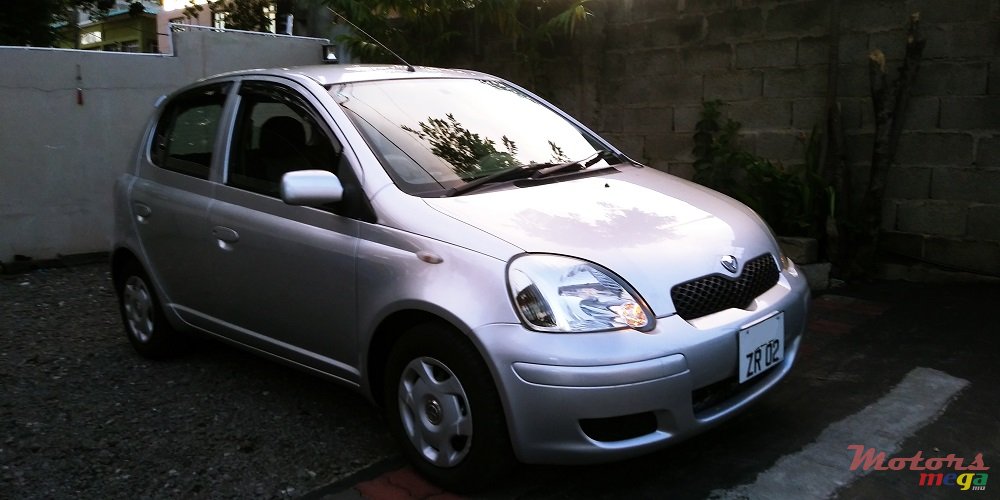 2002' Toyota Vitz photo #2