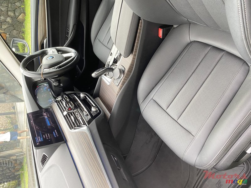 2022' BMW 530 photo #4