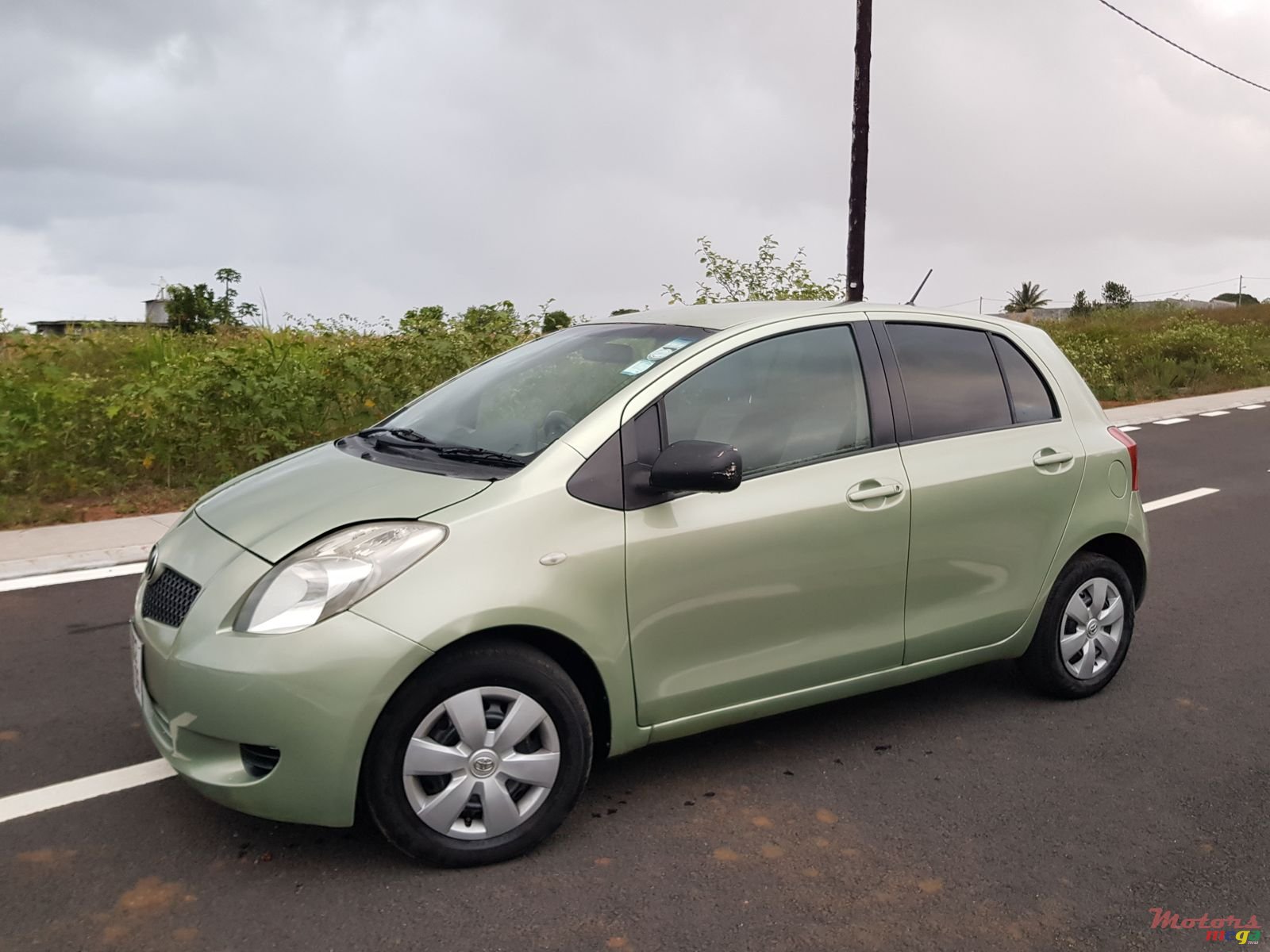 2006' Toyota Vitz photo #1