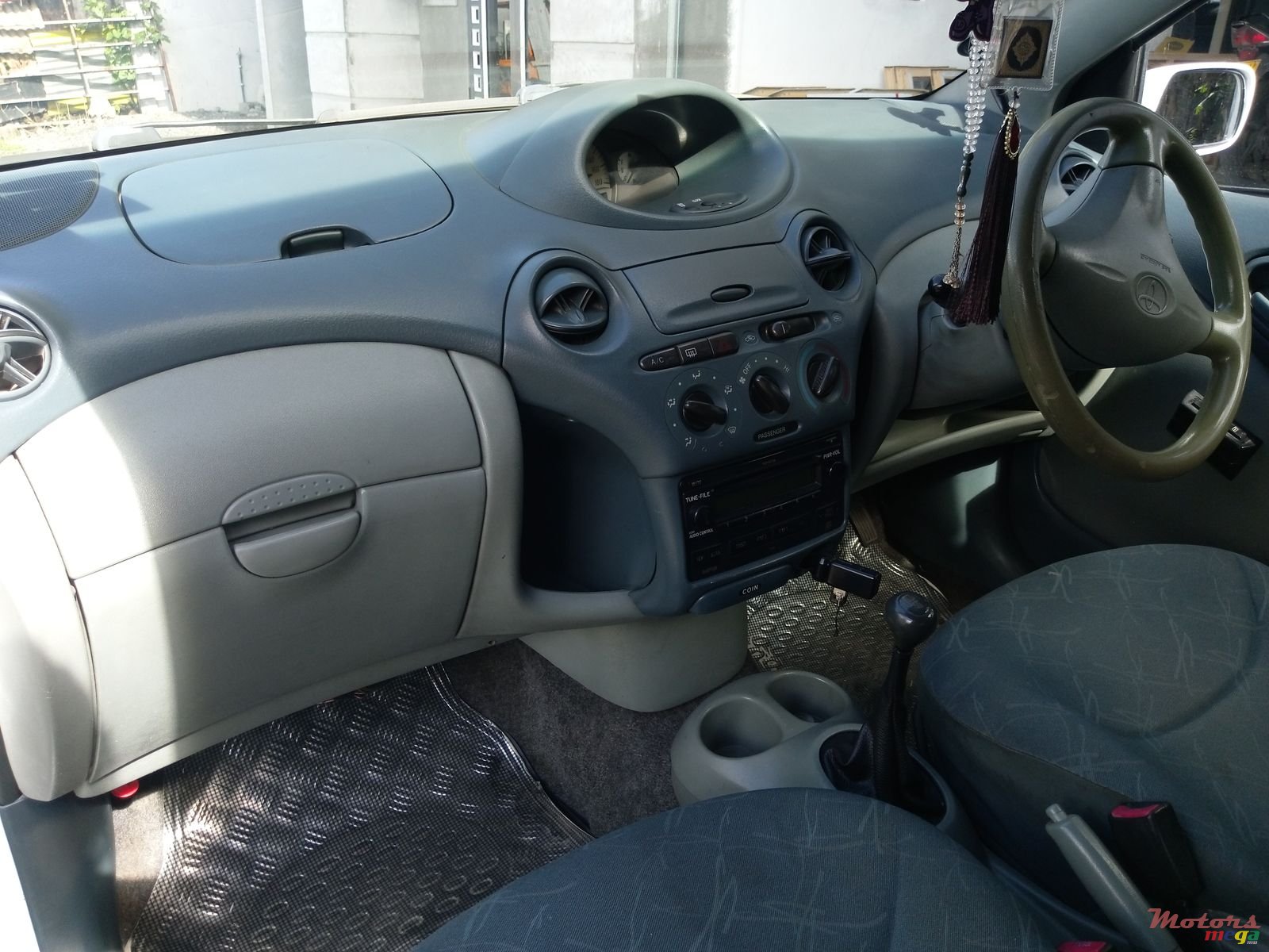 2001' Toyota Vitz photo #3