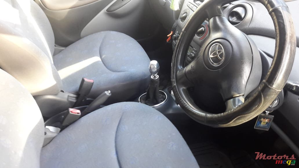 2002' Toyota Vitz photo #3