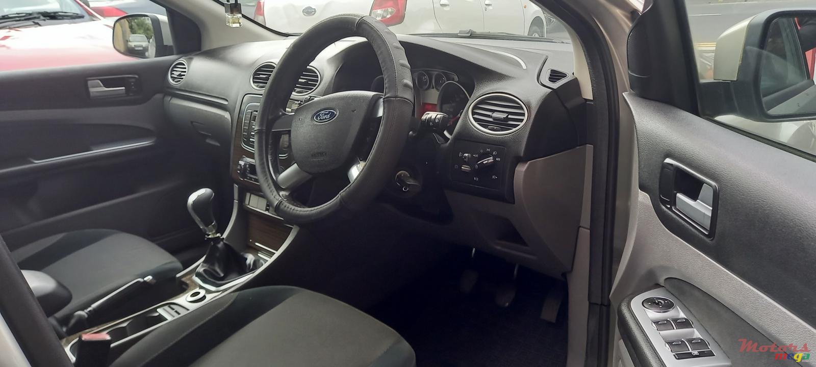 2011' Ford Focus photo #5