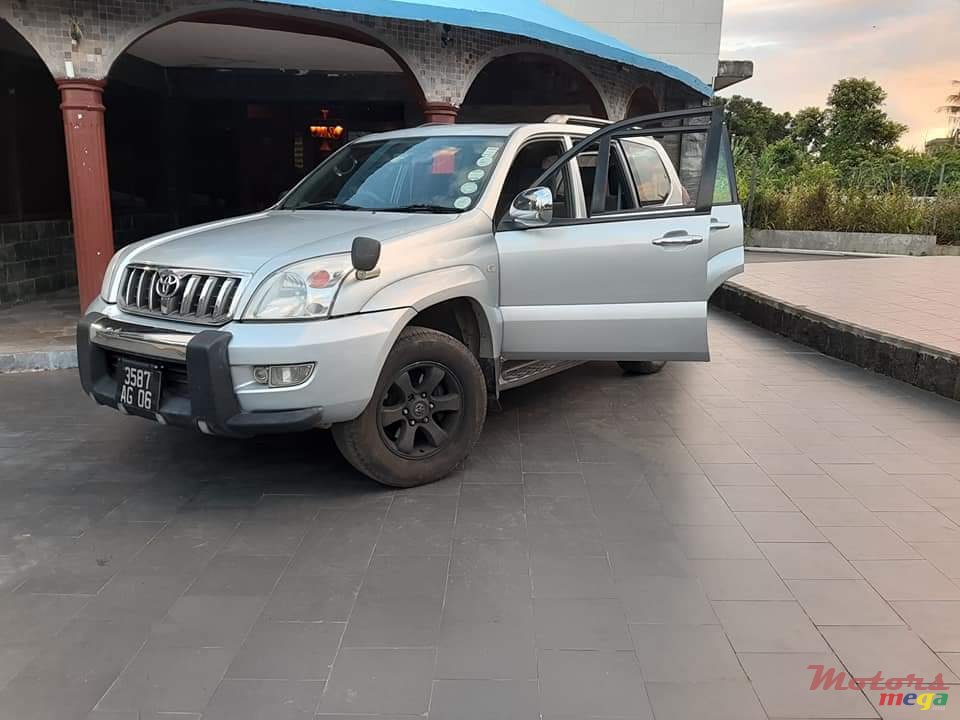 2006' Toyota Land Cruiser photo #1