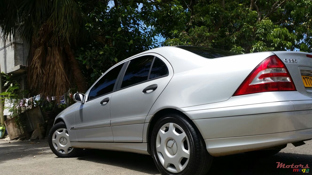 2005' Mercedes-Benz 220 C220 CDI photo #11