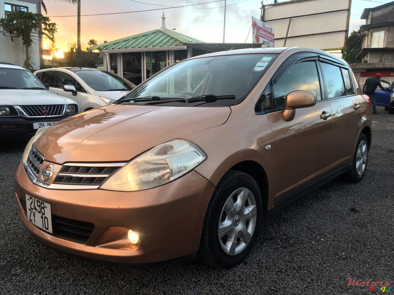 2010' Nissan Tiida photo #2