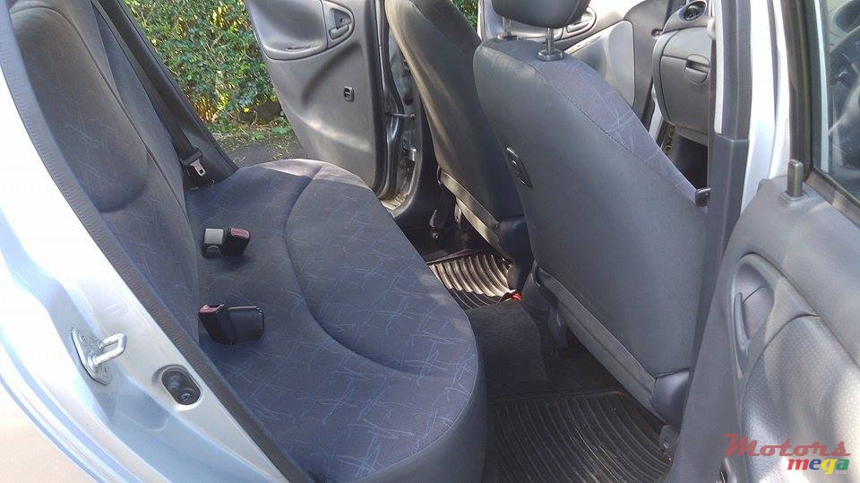 2002' Toyota Vitz photo #7