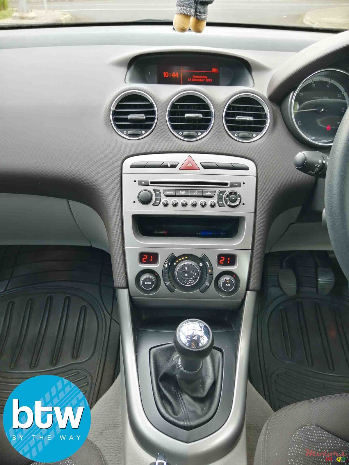 2011' Peugeot 308 photo #5