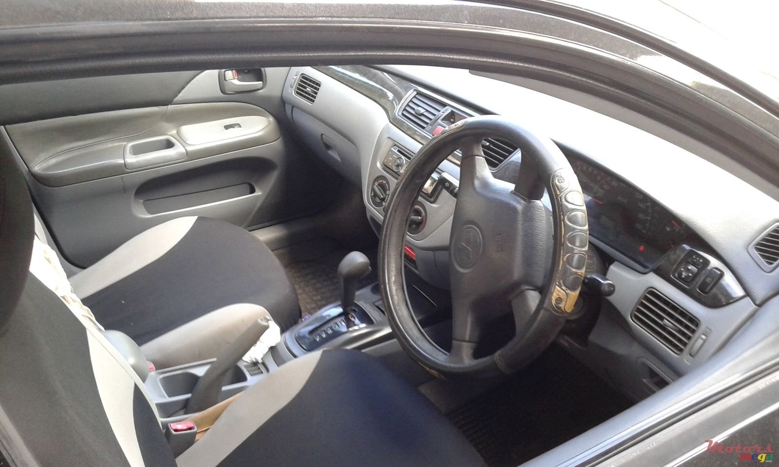 2002' Mitsubishi Lancer photo #3