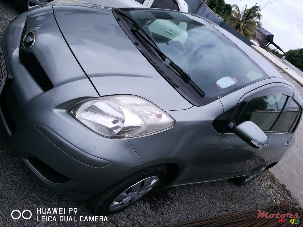 2009' Toyota Vitz photo #3