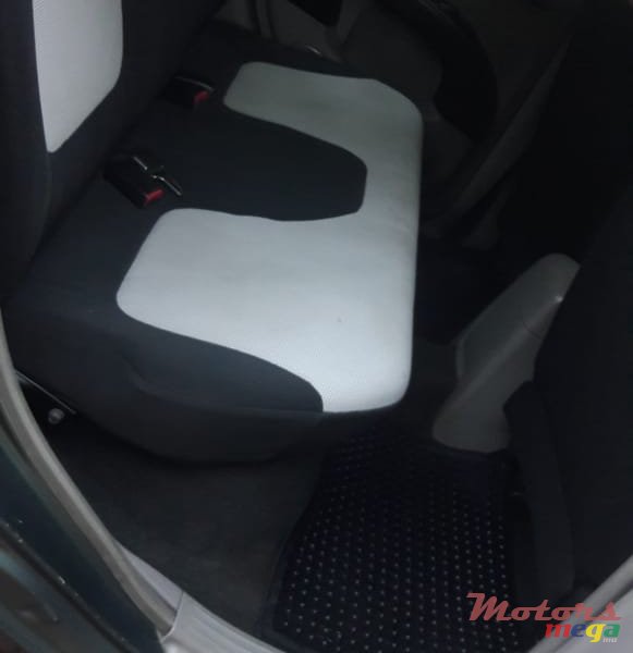 2010' Mitsubishi L 200 original photo #5