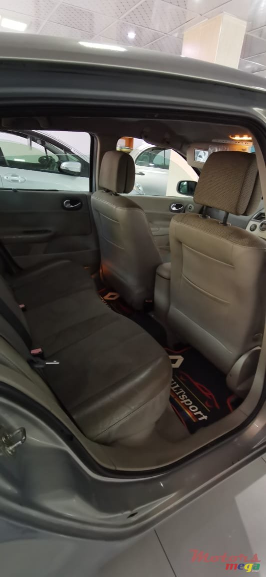 2004' Renault Megane photo #3