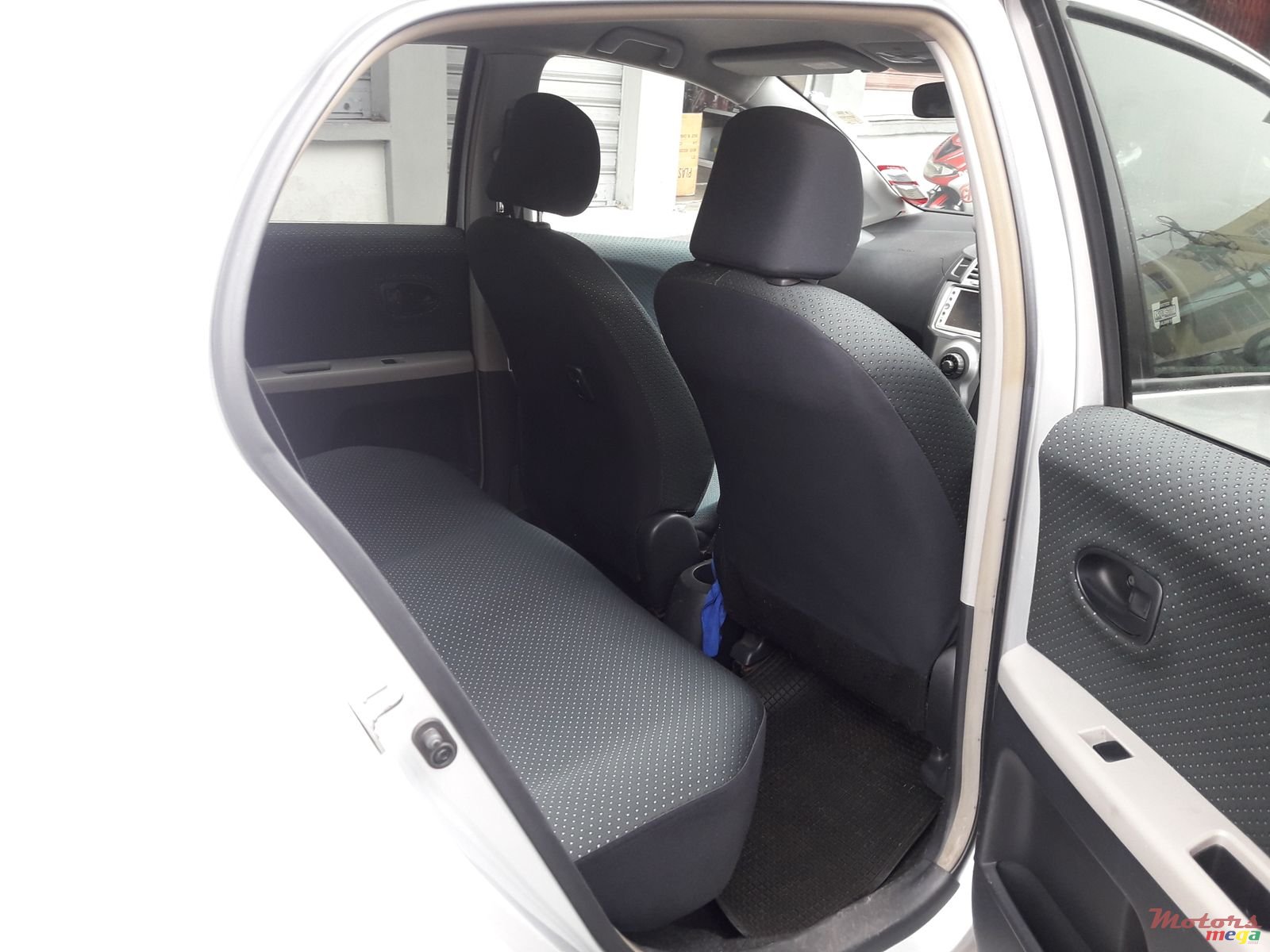 2006' Toyota Vitz photo #4