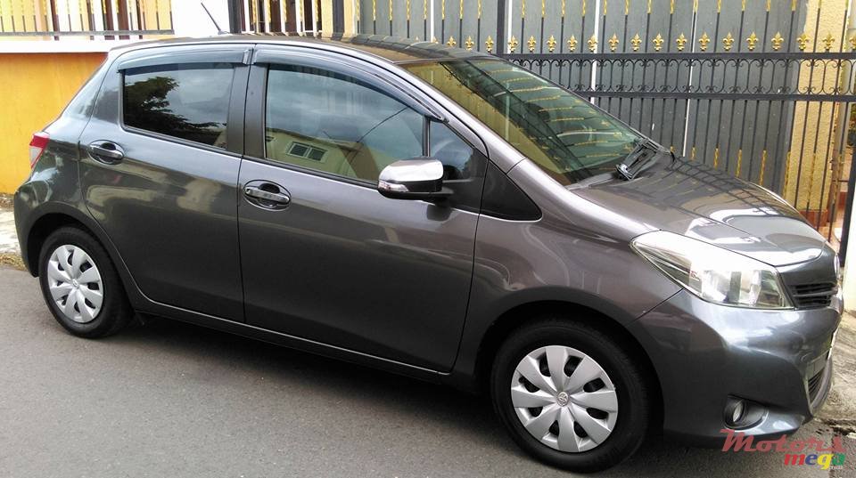 2011' Toyota Vitz 1000cc photo #2