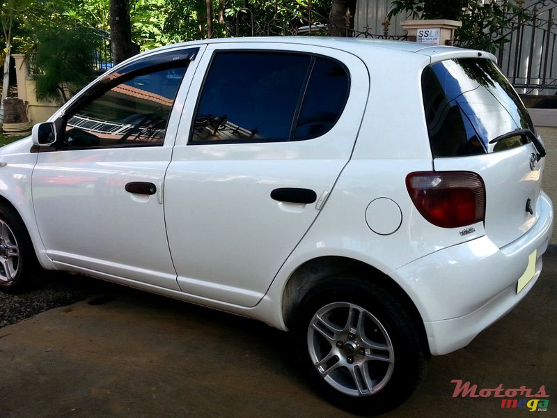 1999' Toyota Vitz photo #1