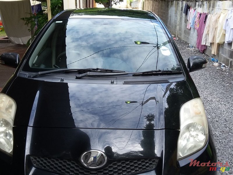 2009' Toyota Vitz photo #2