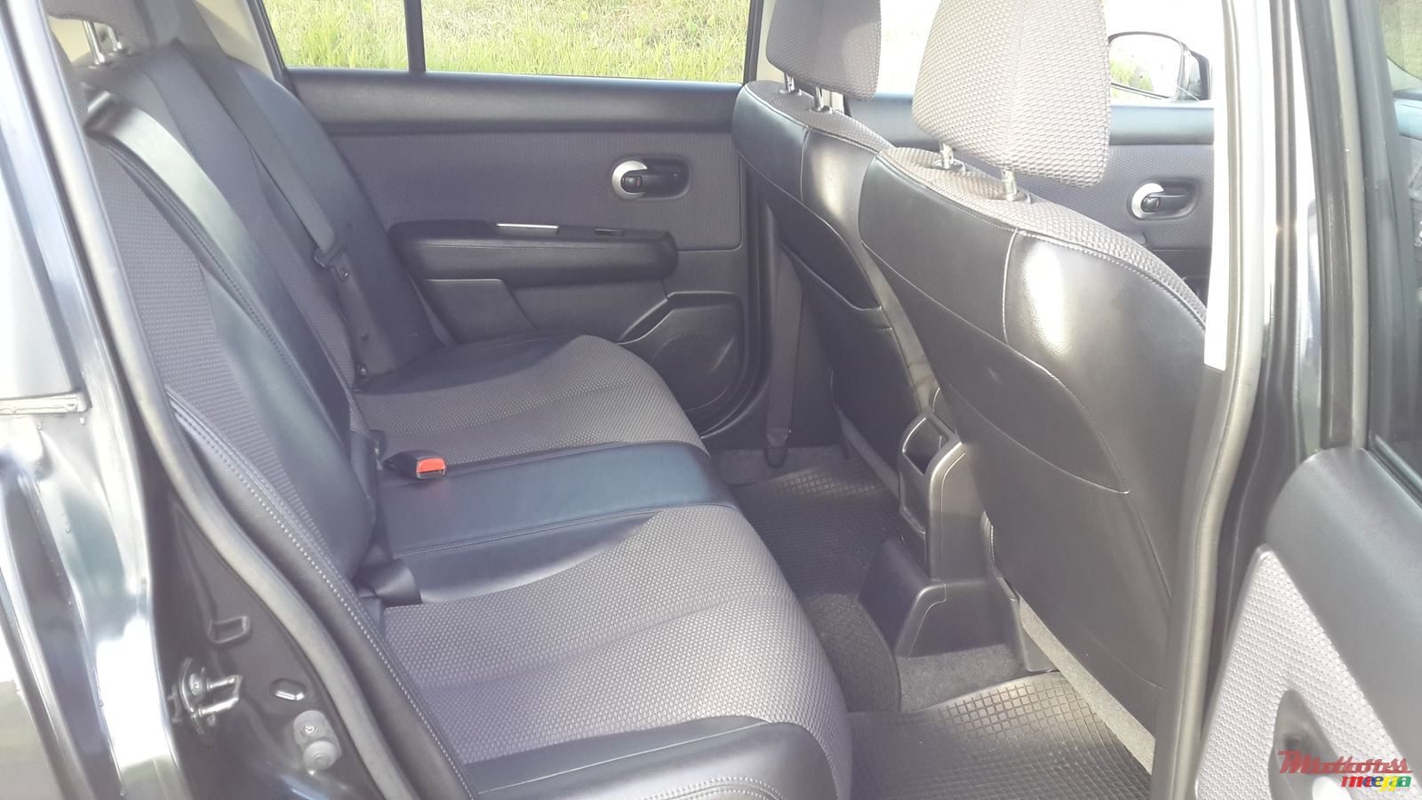 2006' Nissan Tiida Hatchback photo #5